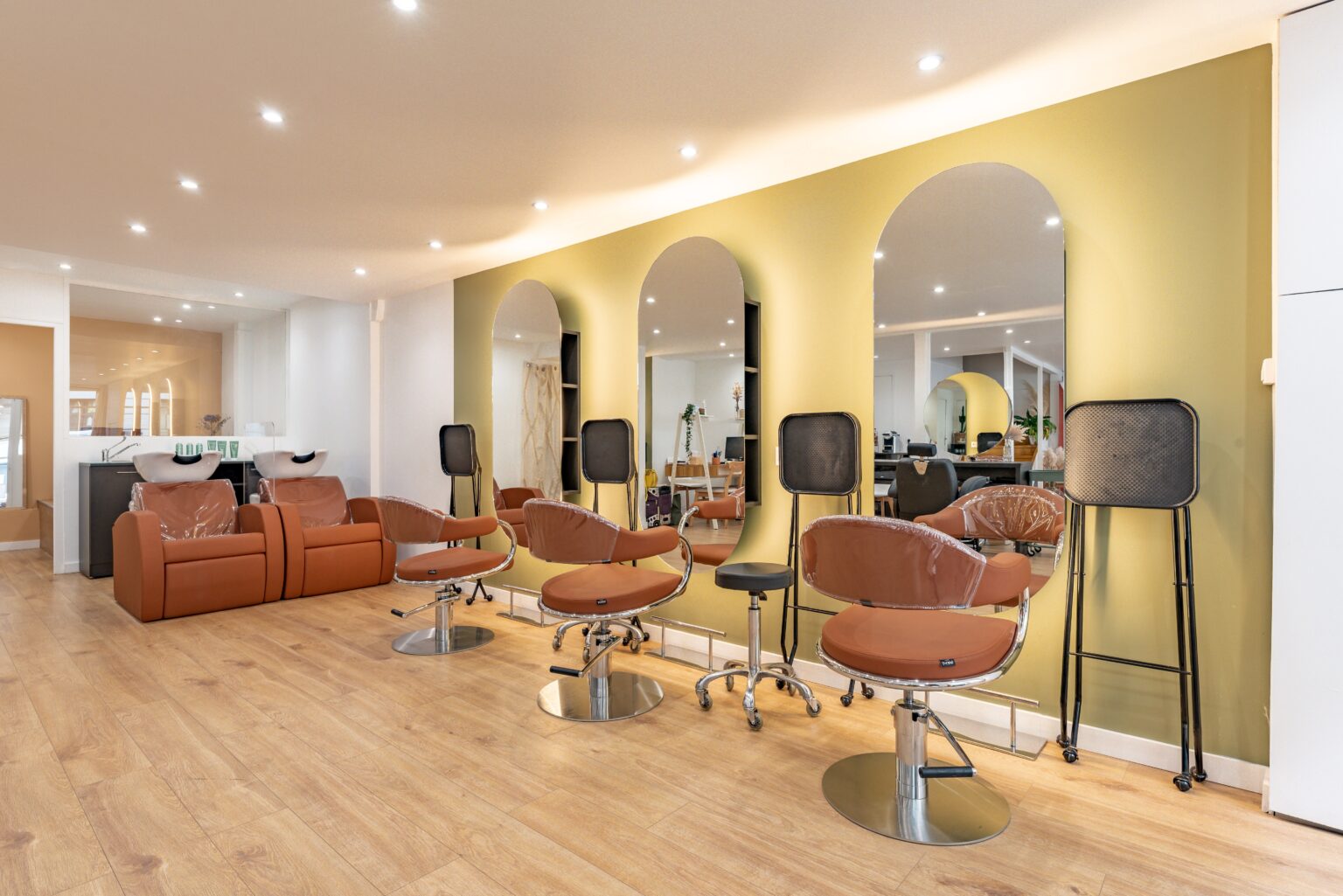 Pampa Coworking — Cabine esthétique / bien-être · Poste de prothésie ongulaire · Fauteuil de coiffure · Poste de maquillage